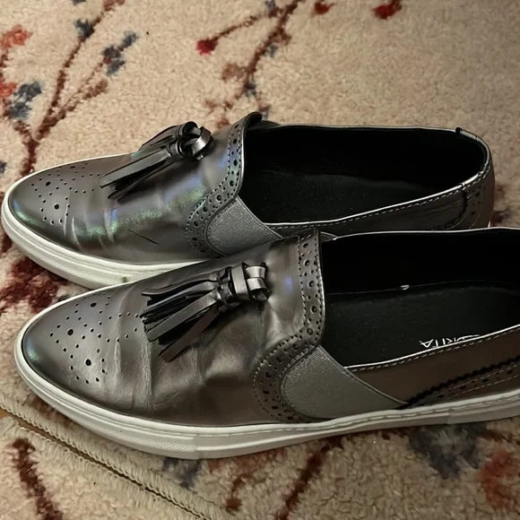 Like new silver copper slip on shoes. Stylish with tassels size 40 - Picture 3 of 3